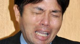 Político japonés Ryutaro Nonomura llorando